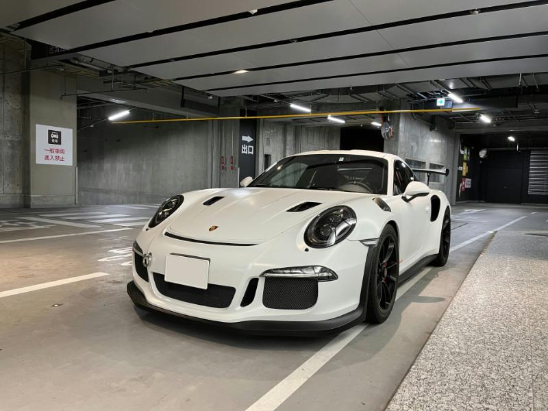 Deportivo blanco en un garaje con techo