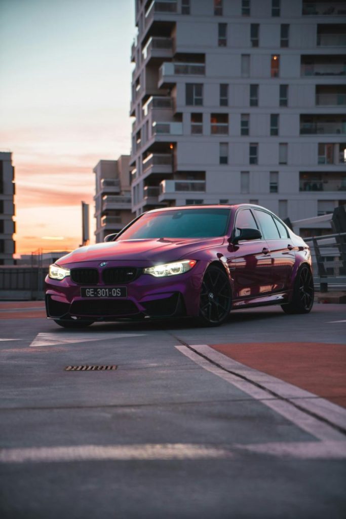 Coche BMW de color morado